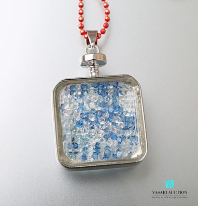 null Pendant and its metal chain, the square pendant holding glass beads.

Length....