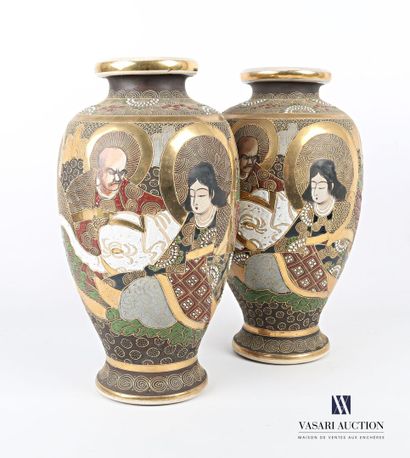 null JAPON 

Paire de vases en faïence de forme ovoïde à décor dit Satsuma de geishas,...