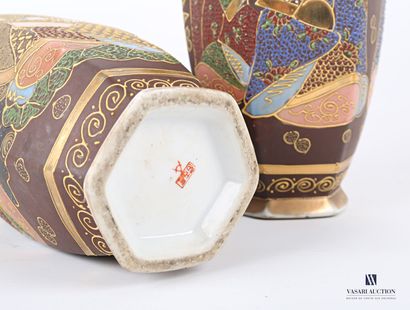 null JAPON 

Paire de vases en porcelaine à pans coupés à décor dit Satsuma de geishas...