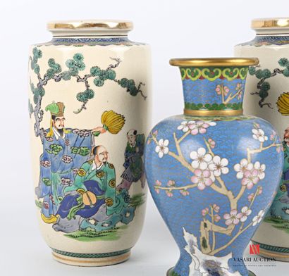 null Paire de vases rouleau en porcelaine dit Satzuma à décor d'un sage sous un arbre,...