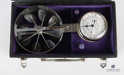 null Anenometer with hand count-seconds, out of metal and glass, it presents a graduated...