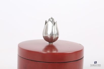 null Boite de forme cylindrique en carton bouilli laqué rouge, la prise du couvercle...