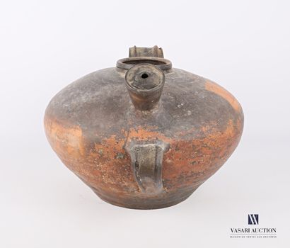 null Oil jar in terra cotta, the slightly flattened body presents two handles and...