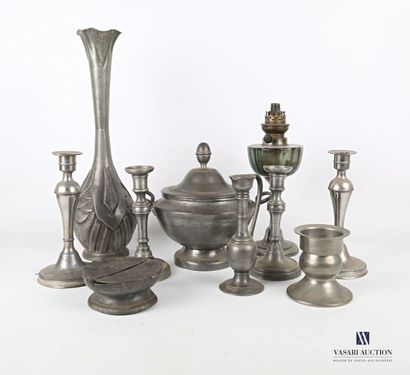 Lot in pewter including a vase soliflore...