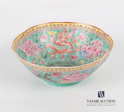 null CHINA

Porcelain bowl with polychrome decoration of dragons and lotus flowers...