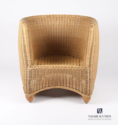 null Basket armchair in woven wicker, it rests on four wooden feet of ovoid form.

20th...