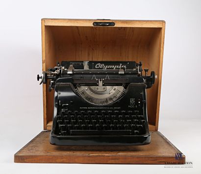 null OLYMPIA

Typewriter in black lacquered metal in its wooden case. 

Model Olympia...