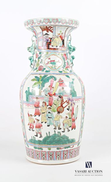 null CHINE 

Vase de forme balustre en porcelaine à décor polychrome de réserves...