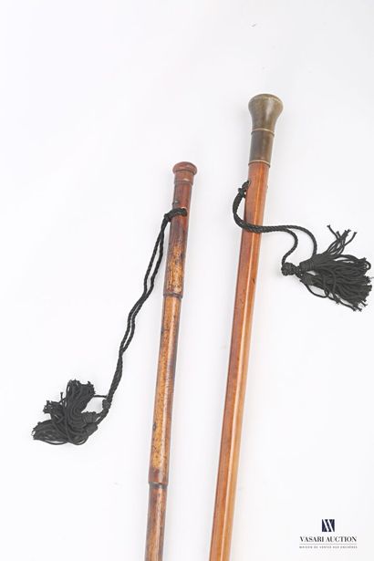 null Lot of two wooden canes, the first one has a milord knob, the cylindrical shaft...