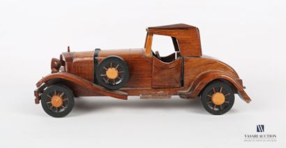 null Wooden toy representing a vintage car. 

(wear) 

(Height : 13 cm 13 cm - Length...