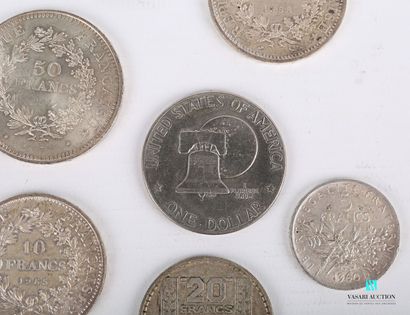 null Lot comprenant de quatorze pièces en argent : quatre pièces de cinquante francs...