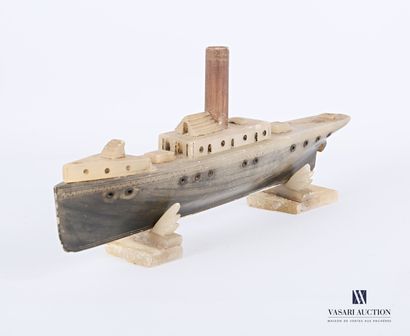 null Model of an ocean liner in alabaster and hard stones.

(accidents and missing...