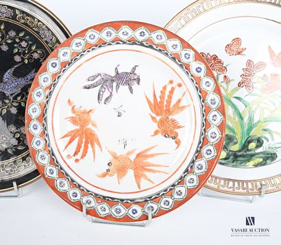 null Porcelain lot including four plates of presentation, one has decoration of birds...