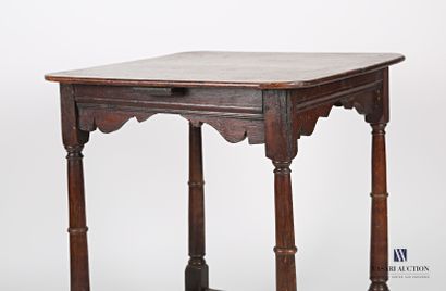 null Table en bois naturel et mouluré, le plateau de forme rectangulaire et les angles...