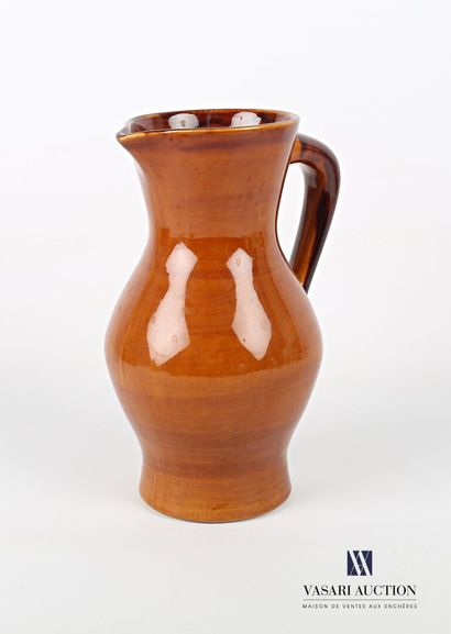  SAINT-CLEMENT 
Earthenware pitcher of baluster shape and brown color. Mark on the...