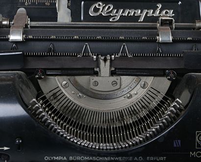 null OLYMPIA

Machine à écrire en métal laqué noir dans son coffré en bois. 

Modèle...