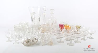 null Glass lot comprising a part of glass service including eight wine glasses (Height:...