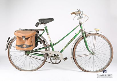 null Vélo de marque Peugeot en métal vert avec deux sacoches à rabats.

Vendu en...