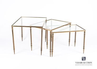 null Suite trois tables gigognes en métal et bronze, les plateaux de forme rectangulaire...