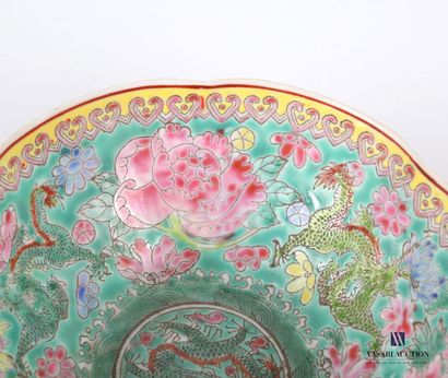 null CHINA

Porcelain bowl with polychrome decoration of dragons and lotus flowers...