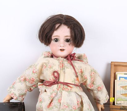 null Doll the head in porcelain, the body in painted wood, pierced ears open mouth....