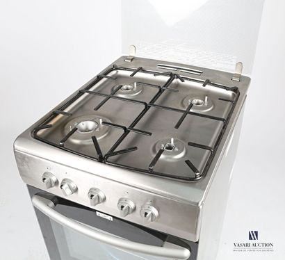 null Gas stove brand Essentiel B, it has four fires in its upper part and an oven...