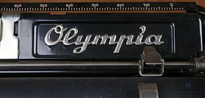 null OLYMPIA

Typewriter in black lacquered metal in its wooden case. 

Model Olympia...