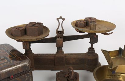 null Lot including a brass stand (Height: 24.5 cm), a cast iron scale with two trays...