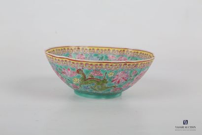 null CHINA

Porcelain bowl with polychrome decoration of dragons and lotus flowers...