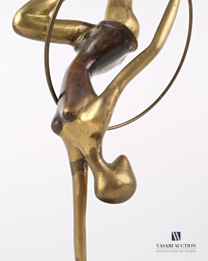 null Brass subject with a brown patina, partly showing a dancer and the hoop.

(slight...