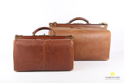 null Two medicine cases in fawn leather, they discover two interior pockets

First...