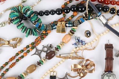 null lot of costume jewelry including necklaces, bracelets, rings, brooches, earrings...