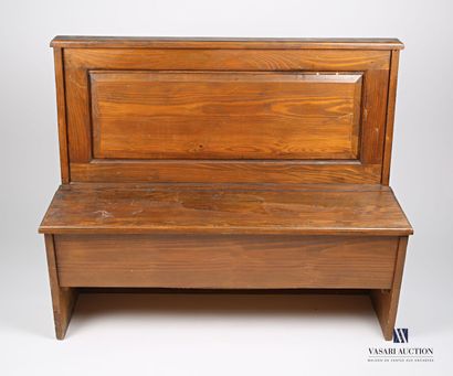 null Bench-coffin in natural wood with molding, the rectangular back has a beveled...