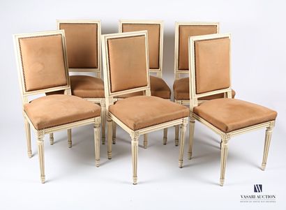 null Suite de six chaises en bois mouluré, sculpté et laqué blanc, le dossier droite...