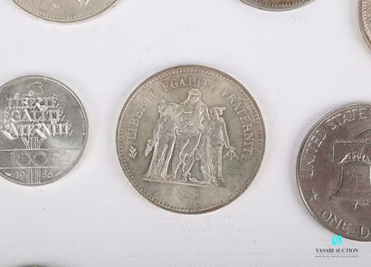 null Lot comprenant de quatorze pièces en argent : quatre pièces de cinquante francs...
