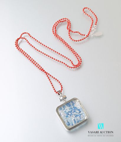 null Pendant and its metal chain, the square pendant holding glass beads.

Length....