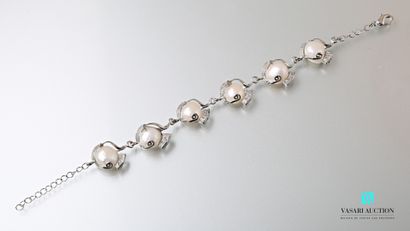 null Metal bracelet decorated with six freshwater pearls, the clasp snap hook.

Length...