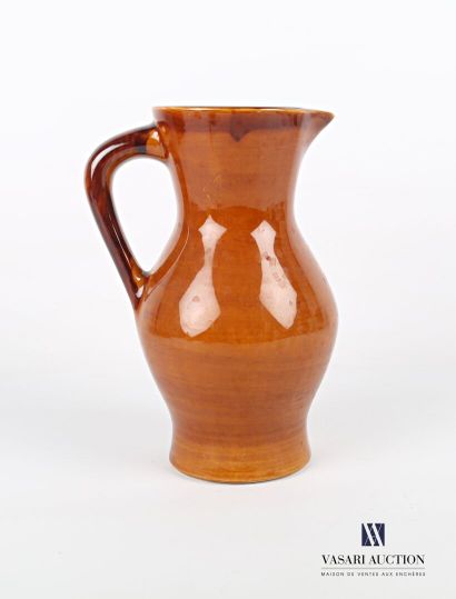 null SAINT-CLEMENT 

Earthenware pitcher of baluster shape and brown color. Mark...