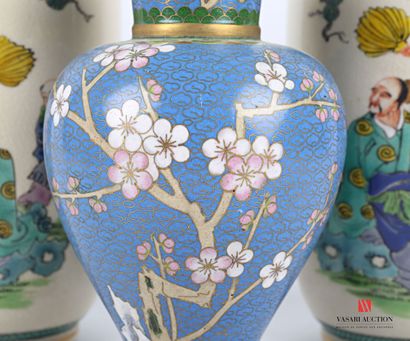 null Paire de vases rouleau en porcelaine dit Satzuma à décor d'un sage sous un arbre,...