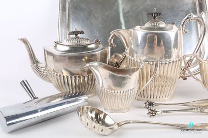 null Lot en métal argenté comprenant un service à thé à décor de godrons dans sa...