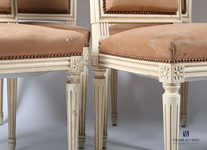 null Suite de six chaises en bois mouluré, sculpté et laqué blanc, le dossier droite...