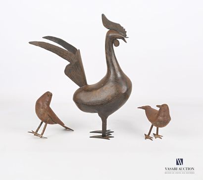  Metal lot including a pair of subjects representing seagulls and a rooster decorated...