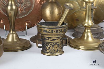 null Lot in copper, brass and bronze including a mortar and its pestle, a dish, a...