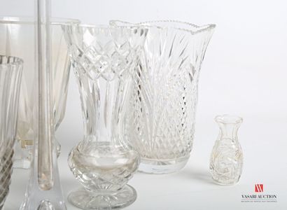 null Lot comprenant huit vases en cristal le premier de forme balustre à décor de...