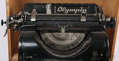 null OLYMPIA

Typewriter in black lacquered metal in its wooden case. 

Model Olympia...