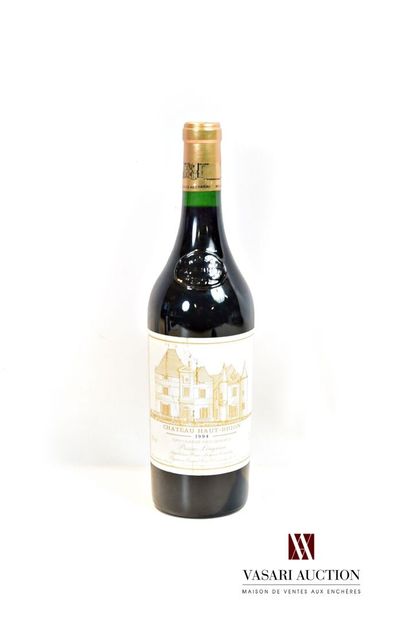 null 1 bouteille	Château HAUT BRION	Graves 1er GCC	1994

	Et. tachée. N : 1,5 cm...