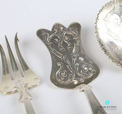 null Silver condiment set, the handles in mother-of-pearl, the rings and bolsters...