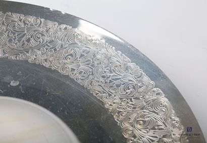 null Lot en métal argenté comprenant un coupe de forme ronde et creuse à décor sur...