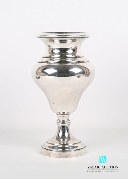 null Vase en métal argenté posant sur un socle piédouche surmonté d'un anneau, la...