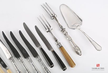 null Lot in silver plated metal including four table knives, the handle in Louis...